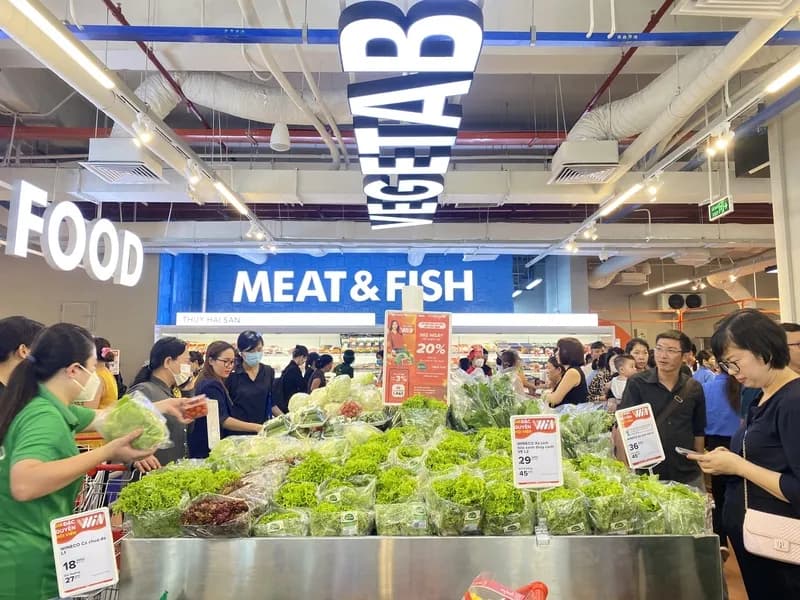 Shoppers in a modern-trade supermarket aisle served by Richfield.