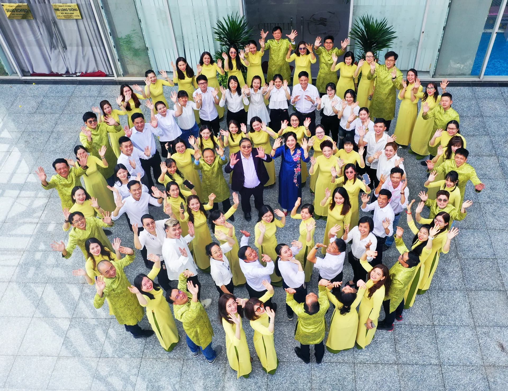 The Richfield Worldwide team arranged in a heart formation.
